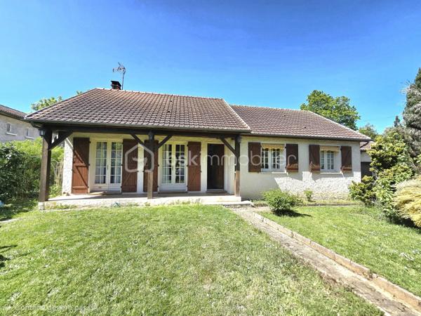 🏡 Maison de plain-pied 105 m² – 3 chambres, garage et jardin – Randan

⭐ Informations importantes avant visite
Deux extensions ont été ajoutées peu de temps après la construction d’origine et présentent aujourd’hui des mouvements du sol ayant entraîné des fissures localisées. Une étude géotechnique complète (mission G5+G2AVP) a été réalisée en juillet 2026 : elle confirme que le bâti principal est sain et que les désordres concernent uniquement les extensions. Les solutions de confortement sont identifiées et documentées, ce qui permet d’aborder les travaux en parfaite connaissance de cause. Le positionnement du bien tient compte de ces éléments techniques, et les vendeurs restent ouverts à une discussion raisonnable en fonction du projet de l’acquéreur.

🌿 Description du bien
Située dans un lotissement calme, cette maison de plain-pied des années 1980 offre un cadre de vie agréable, lumineux et fonctionnel. La maison comprend une cuisine équipée, indépendante, qui donne directement sur la terrasse arrière. Le séjour et la salle à manger forment un espace chaleureux, équipé d’un insert bois. Une extension attenante, aménagée en bureau, apporte une pièce supplémentaire parfaitement adaptée au télétravail ou à une activité indépendante. L’ensemble est complété par trois chambres, une salle d’eau, un WC indépendant, une buanderie et un garage attenant, assurant un confort de vie optimal et une circulation fluide entre les pièces et les extérieurs.

Le jardin, entièrement clos, plat et arboré, constitue un véritable atout. Deux terrasses permettent de profiter pleinement des beaux jours : l’une est couverte à l’avant de la maison, l’autre ouverte à l’arrière. Une annexe maçonnée accolée au garage sert d’abri de jardin et offre un espace de stockage supplémentaire.

Les commodités, l’école et les transports se trouvent à seulement cinq minutes, et l’emplacement permet de rejoindre facilement Vichy (20 min), Riom (25 min) et Clermont-Ferrand (40 min).


🔧 Éléments techniques
🔥 Chauffage  
• Insert bois dans le séjour
• Radiateurs électriques
• DPE classé D (247 kWh/m²/an)

🪟 Menuiseries  
• Fenêtres bois survitrage avec volets bois
• Bon état général

🧱 Toiture  
• Toiture en bon état
• Aucun désordre signalé

💧 Assainissement  
• Assainissement collectif

⚡ Électricité  
Quelques points électriques sont à remettre aux normes, sans travaux importants à prévoir.

💬 À savoir
• Extensions réalisées après la construction d’origine
• Désordres connus, diagnostiqués et documentés
• Bâti principal sain
• Maison habitable, fonctionnelle et agréable

Une maison qui combine transparence, potentiel et confort, prête à accueillir un projet d’acquéreur réfléchi.