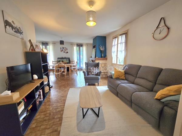 🏡 Maison de plain-pied 105 m² – 3 chambres, garage et jardin – Randan

⭐ Informations importantes avant visite
Deux extensions ont été ajoutées peu de temps après la construction d’origine et présentent aujourd’hui des mouvements du sol ayant entraîné des fissures localisées. Une étude géotechnique complète (mission G5+G2AVP) a été réalisée en juillet 2026 : elle confirme que le bâti principal est sain et que les désordres concernent uniquement les extensions. Les solutions de confortement sont identifiées et documentées, ce qui permet d’aborder les travaux en parfaite connaissance de cause. Le positionnement du bien tient compte de ces éléments techniques, et les vendeurs restent ouverts à une discussion raisonnable en fonction du projet de l’acquéreur.

🌿 Description du bien
Située dans un lotissement calme, cette maison de plain-pied des années 1980 offre un cadre de vie agréable, lumineux et fonctionnel. La maison comprend une cuisine équipée, indépendante, qui donne directement sur la terrasse arrière. Le séjour et la salle à manger forment un espace chaleureux, équipé d’un insert bois. Une extension attenante, aménagée en bureau, apporte une pièce supplémentaire parfaitement adaptée au télétravail ou à une activité indépendante. L’ensemble est complété par trois chambres, une salle d’eau, un WC indépendant, une buanderie et un garage attenant, assurant un confort de vie optimal et une circulation fluide entre les pièces et les extérieurs.

Le jardin, entièrement clos, plat et arboré, constitue un véritable atout. Deux terrasses permettent de profiter pleinement des beaux jours : l’une est couverte à l’avant de la maison, l’autre ouverte à l’arrière. Une annexe maçonnée accolée au garage sert d’abri de jardin et offre un espace de stockage supplémentaire.

Les commodités, l’école et les transports se trouvent à seulement cinq minutes, et l’emplacement permet de rejoindre facilement Vichy (20 min), Riom (25 min) et Clermont-Ferrand (40 min).


🔧 Éléments techniques
🔥 Chauffage  
• Insert bois dans le séjour
• Radiateurs électriques
• DPE classé D (247 kWh/m²/an)

🪟 Menuiseries  
• Fenêtres bois survitrage avec volets bois
• Bon état général

🧱 Toiture  
• Toiture en bon état
• Aucun désordre signalé

💧 Assainissement  
• Assainissement collectif

⚡ Électricité  
Quelques points électriques sont à remettre aux normes, sans travaux importants à prévoir.

💬 À savoir
• Extensions réalisées après la construction d’origine
• Désordres connus, diagnostiqués et documentés
• Bâti principal sain
• Maison habitable, fonctionnelle et agréable

Une maison qui combine transparence, potentiel et confort, prête à accueillir un projet d’acquéreur réfléchi.