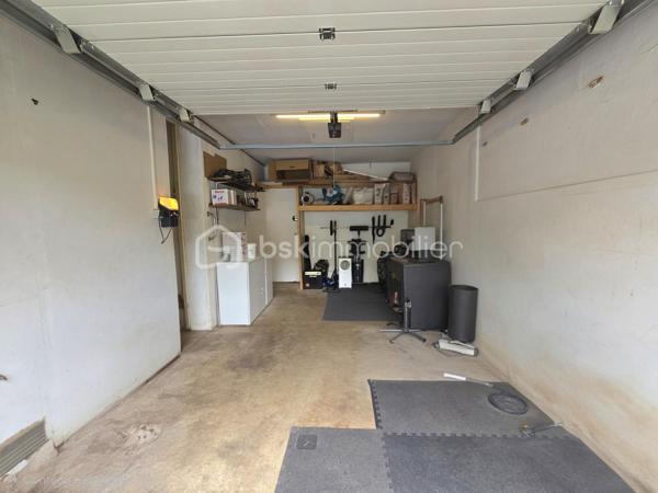 🏡 Maison de plain-pied 105 m² – 3 chambres, garage et jardin – Randan

⭐ Informations importantes avant visite
Deux extensions ont été ajoutées peu de temps après la construction d’origine et présentent aujourd’hui des mouvements du sol ayant entraîné des fissures localisées. Une étude géotechnique complète (mission G5+G2AVP) a été réalisée en juillet 2026 : elle confirme que le bâti principal est sain et que les désordres concernent uniquement les extensions. Les solutions de confortement sont identifiées et documentées, ce qui permet d’aborder les travaux en parfaite connaissance de cause. Le positionnement du bien tient compte de ces éléments techniques, et les vendeurs restent ouverts à une discussion raisonnable en fonction du projet de l’acquéreur.

🌿 Description du bien
Située dans un lotissement calme, cette maison de plain-pied des années 1980 offre un cadre de vie agréable, lumineux et fonctionnel. La maison comprend une cuisine équipée, indépendante, qui donne directement sur la terrasse arrière. Le séjour et la salle à manger forment un espace chaleureux, équipé d’un insert bois. Une extension attenante, aménagée en bureau, apporte une pièce supplémentaire parfaitement adaptée au télétravail ou à une activité indépendante. L’ensemble est complété par trois chambres, une salle d’eau, un WC indépendant, une buanderie et un garage attenant, assurant un confort de vie optimal et une circulation fluide entre les pièces et les extérieurs.

Le jardin, entièrement clos, plat et arboré, constitue un véritable atout. Deux terrasses permettent de profiter pleinement des beaux jours : l’une est couverte à l’avant de la maison, l’autre ouverte à l’arrière. Une annexe maçonnée accolée au garage sert d’abri de jardin et offre un espace de stockage supplémentaire.

Les commodités, l’école et les transports se trouvent à seulement cinq minutes, et l’emplacement permet de rejoindre facilement Vichy (20 min), Riom (25 min) et Clermont-Ferrand (40 min).


🔧 Éléments techniques
🔥 Chauffage  
• Insert bois dans le séjour
• Radiateurs électriques
• DPE classé D (247 kWh/m²/an)

🪟 Menuiseries  
• Fenêtres bois survitrage avec volets bois
• Bon état général

🧱 Toiture  
• Toiture en bon état
• Aucun désordre signalé

💧 Assainissement  
• Assainissement collectif

⚡ Électricité  
Quelques points électriques sont à remettre aux normes, sans travaux importants à prévoir.

💬 À savoir
• Extensions réalisées après la construction d’origine
• Désordres connus, diagnostiqués et documentés
• Bâti principal sain
• Maison habitable, fonctionnelle et agréable

Une maison qui combine transparence, potentiel et confort, prête à accueillir un projet d’acquéreur réfléchi.