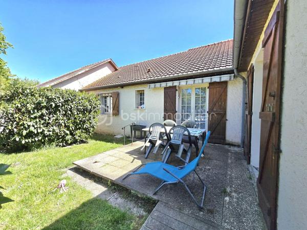 🏡 Maison de plain-pied 105 m² – 3 chambres, garage et jardin – Randan

⭐ Informations importantes avant visite
Deux extensions ont été ajoutées peu de temps après la construction d’origine et présentent aujourd’hui des mouvements du sol ayant entraîné des fissures localisées. Une étude géotechnique complète (mission G5+G2AVP) a été réalisée en juillet 2026 : elle confirme que le bâti principal est sain et que les désordres concernent uniquement les extensions. Les solutions de confortement sont identifiées et documentées, ce qui permet d’aborder les travaux en parfaite connaissance de cause. Le positionnement du bien tient compte de ces éléments techniques, et les vendeurs restent ouverts à une discussion raisonnable en fonction du projet de l’acquéreur.

🌿 Description du bien
Située dans un lotissement calme, cette maison de plain-pied des années 1980 offre un cadre de vie agréable, lumineux et fonctionnel. La maison comprend une cuisine équipée, indépendante, qui donne directement sur la terrasse arrière. Le séjour et la salle à manger forment un espace chaleureux, équipé d’un insert bois. Une extension attenante, aménagée en bureau, apporte une pièce supplémentaire parfaitement adaptée au télétravail ou à une activité indépendante. L’ensemble est complété par trois chambres, une salle d’eau, un WC indépendant, une buanderie et un garage attenant, assurant un confort de vie optimal et une circulation fluide entre les pièces et les extérieurs.

Le jardin, entièrement clos, plat et arboré, constitue un véritable atout. Deux terrasses permettent de profiter pleinement des beaux jours : l’une est couverte à l’avant de la maison, l’autre ouverte à l’arrière. Une annexe maçonnée accolée au garage sert d’abri de jardin et offre un espace de stockage supplémentaire.

Les commodités, l’école et les transports se trouvent à seulement cinq minutes, et l’emplacement permet de rejoindre facilement Vichy (20 min), Riom (25 min) et Clermont-Ferrand (40 min).


🔧 Éléments techniques
🔥 Chauffage  
• Insert bois dans le séjour
• Radiateurs électriques
• DPE classé D (247 kWh/m²/an)

🪟 Menuiseries  
• Fenêtres bois survitrage avec volets bois
• Bon état général

🧱 Toiture  
• Toiture en bon état
• Aucun désordre signalé

💧 Assainissement  
• Assainissement collectif

⚡ Électricité  
Quelques points électriques sont à remettre aux normes, sans travaux importants à prévoir.

💬 À savoir
• Extensions réalisées après la construction d’origine
• Désordres connus, diagnostiqués et documentés
• Bâti principal sain
• Maison habitable, fonctionnelle et agréable

Une maison qui combine transparence, potentiel et confort, prête à accueillir un projet d’acquéreur réfléchi.