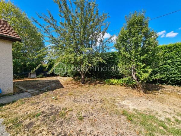 🏡 Maison de plain-pied 105 m² – 3 chambres, garage et jardin – Randan

⭐ Informations importantes avant visite
Deux extensions ont été ajoutées peu de temps après la construction d’origine et présentent aujourd’hui des mouvements du sol ayant entraîné des fissures localisées. Une étude géotechnique complète (mission G5+G2AVP) a été réalisée en juillet 2026 : elle confirme que le bâti principal est sain et que les désordres concernent uniquement les extensions. Les solutions de confortement sont identifiées et documentées, ce qui permet d’aborder les travaux en parfaite connaissance de cause. Le positionnement du bien tient compte de ces éléments techniques, et les vendeurs restent ouverts à une discussion raisonnable en fonction du projet de l’acquéreur.

🌿 Description du bien
Située dans un lotissement calme, cette maison de plain-pied des années 1980 offre un cadre de vie agréable, lumineux et fonctionnel. La maison comprend une cuisine équipée, indépendante, qui donne directement sur la terrasse arrière. Le séjour et la salle à manger forment un espace chaleureux, équipé d’un insert bois. Une extension attenante, aménagée en bureau, apporte une pièce supplémentaire parfaitement adaptée au télétravail ou à une activité indépendante. L’ensemble est complété par trois chambres, une salle d’eau, un WC indépendant, une buanderie et un garage attenant, assurant un confort de vie optimal et une circulation fluide entre les pièces et les extérieurs.

Le jardin, entièrement clos, plat et arboré, constitue un véritable atout. Deux terrasses permettent de profiter pleinement des beaux jours : l’une est couverte à l’avant de la maison, l’autre ouverte à l’arrière. Une annexe maçonnée accolée au garage sert d’abri de jardin et offre un espace de stockage supplémentaire.

Les commodités, l’école et les transports se trouvent à seulement cinq minutes, et l’emplacement permet de rejoindre facilement Vichy (20 min), Riom (25 min) et Clermont-Ferrand (40 min).


🔧 Éléments techniques
🔥 Chauffage  
• Insert bois dans le séjour
• Radiateurs électriques
• DPE classé D (247 kWh/m²/an)

🪟 Menuiseries  
• Fenêtres bois survitrage avec volets bois
• Bon état général

🧱 Toiture  
• Toiture en bon état
• Aucun désordre signalé

💧 Assainissement  
• Assainissement collectif

⚡ Électricité  
Quelques points électriques sont à remettre aux normes, sans travaux importants à prévoir.

💬 À savoir
• Extensions réalisées après la construction d’origine
• Désordres connus, diagnostiqués et documentés
• Bâti principal sain
• Maison habitable, fonctionnelle et agréable

Une maison qui combine transparence, potentiel et confort, prête à accueillir un projet d’acquéreur réfléchi.