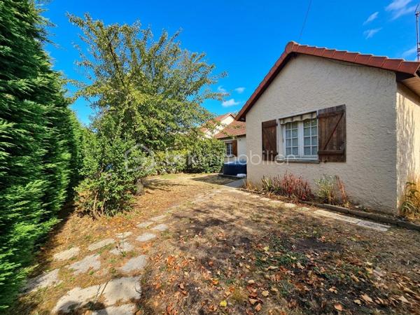 🏡 Maison de plain-pied 105 m² – 3 chambres, garage et jardin – Randan

⭐ Informations importantes avant visite
Deux extensions ont été ajoutées peu de temps après la construction d’origine et présentent aujourd’hui des mouvements du sol ayant entraîné des fissures localisées. Une étude géotechnique complète (mission G5+G2AVP) a été réalisée en juillet 2026 : elle confirme que le bâti principal est sain et que les désordres concernent uniquement les extensions. Les solutions de confortement sont identifiées et documentées, ce qui permet d’aborder les travaux en parfaite connaissance de cause. Le positionnement du bien tient compte de ces éléments techniques, et les vendeurs restent ouverts à une discussion raisonnable en fonction du projet de l’acquéreur.

🌿 Description du bien
Située dans un lotissement calme, cette maison de plain-pied des années 1980 offre un cadre de vie agréable, lumineux et fonctionnel. La maison comprend une cuisine équipée, indépendante, qui donne directement sur la terrasse arrière. Le séjour et la salle à manger forment un espace chaleureux, équipé d’un insert bois. Une extension attenante, aménagée en bureau, apporte une pièce supplémentaire parfaitement adaptée au télétravail ou à une activité indépendante. L’ensemble est complété par trois chambres, une salle d’eau, un WC indépendant, une buanderie et un garage attenant, assurant un confort de vie optimal et une circulation fluide entre les pièces et les extérieurs.

Le jardin, entièrement clos, plat et arboré, constitue un véritable atout. Deux terrasses permettent de profiter pleinement des beaux jours : l’une est couverte à l’avant de la maison, l’autre ouverte à l’arrière. Une annexe maçonnée accolée au garage sert d’abri de jardin et offre un espace de stockage supplémentaire.

Les commodités, l’école et les transports se trouvent à seulement cinq minutes, et l’emplacement permet de rejoindre facilement Vichy (20 min), Riom (25 min) et Clermont-Ferrand (40 min).


🔧 Éléments techniques
🔥 Chauffage  
• Insert bois dans le séjour
• Radiateurs électriques
• DPE classé D (247 kWh/m²/an)

🪟 Menuiseries  
• Fenêtres bois survitrage avec volets bois
• Bon état général

🧱 Toiture  
• Toiture en bon état
• Aucun désordre signalé

💧 Assainissement  
• Assainissement collectif

⚡ Électricité  
Quelques points électriques sont à remettre aux normes, sans travaux importants à prévoir.

💬 À savoir
• Extensions réalisées après la construction d’origine
• Désordres connus, diagnostiqués et documentés
• Bâti principal sain
• Maison habitable, fonctionnelle et agréable

Une maison qui combine transparence, potentiel et confort, prête à accueillir un projet d’acquéreur réfléchi.