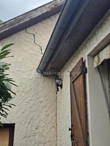 🏡 Maison de plain-pied 105 m² – 3 chambres, garage et jardin – Randan

⭐ Informations importantes avant visite
Deux extensions ont été ajoutées peu de temps après la construction d’origine et présentent aujourd’hui des mouvements du sol ayant entraîné des fissures localisées. Une étude géotechnique complète (mission G5+G2AVP) a été réalisée en juillet 2026 : elle confirme que le bâti principal est sain et que les désordres concernent uniquement les extensions. Les solutions de confortement sont identifiées et documentées, ce qui permet d’aborder les travaux en parfaite connaissance de cause. Le positionnement du bien tient compte de ces éléments techniques, et les vendeurs restent ouverts à une discussion raisonnable en fonction du projet de l’acquéreur.

🌿 Description du bien
Située dans un lotissement calme, cette maison de plain-pied des années 1980 offre un cadre de vie agréable, lumineux et fonctionnel. La maison comprend une cuisine équipée, indépendante, qui donne directement sur la terrasse arrière. Le séjour et la salle à manger forment un espace chaleureux, équipé d’un insert bois. Une extension attenante, aménagée en bureau, apporte une pièce supplémentaire parfaitement adaptée au télétravail ou à une activité indépendante. L’ensemble est complété par trois chambres, une salle d’eau, un WC indépendant, une buanderie et un garage attenant, assurant un confort de vie optimal et une circulation fluide entre les pièces et les extérieurs.

Le jardin, entièrement clos, plat et arboré, constitue un véritable atout. Deux terrasses permettent de profiter pleinement des beaux jours : l’une est couverte à l’avant de la maison, l’autre ouverte à l’arrière. Une annexe maçonnée accolée au garage sert d’abri de jardin et offre un espace de stockage supplémentaire.

Les commodités, l’école et les transports se trouvent à seulement cinq minutes, et l’emplacement permet de rejoindre facilement Vichy (20 min), Riom (25 min) et Clermont-Ferrand (40 min).


🔧 Éléments techniques
🔥 Chauffage  
• Insert bois dans le séjour
• Radiateurs électriques
• DPE classé D (247 kWh/m²/an)

🪟 Menuiseries  
• Fenêtres bois survitrage avec volets bois
• Bon état général

🧱 Toiture  
• Toiture en bon état
• Aucun désordre signalé

💧 Assainissement  
• Assainissement collectif

⚡ Électricité  
Quelques points électriques sont à remettre aux normes, sans travaux importants à prévoir.

💬 À savoir
• Extensions réalisées après la construction d’origine
• Désordres connus, diagnostiqués et documentés
• Bâti principal sain
• Maison habitable, fonctionnelle et agréable

Une maison qui combine transparence, potentiel et confort, prête à accueillir un projet d’acquéreur réfléchi.
