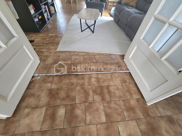 🏡 Maison de plain-pied 105 m² – 3 chambres, garage et jardin – Randan

⭐ Informations importantes avant visite
Deux extensions ont été ajoutées peu de temps après la construction d’origine et présentent aujourd’hui des mouvements du sol ayant entraîné des fissures localisées. Une étude géotechnique complète (mission G5+G2AVP) a été réalisée en juillet 2026 : elle confirme que le bâti principal est sain et que les désordres concernent uniquement les extensions. Les solutions de confortement sont identifiées et documentées, ce qui permet d’aborder les travaux en parfaite connaissance de cause. Le positionnement du bien tient compte de ces éléments techniques, et les vendeurs restent ouverts à une discussion raisonnable en fonction du projet de l’acquéreur.

🌿 Description du bien
Située dans un lotissement calme, cette maison de plain-pied des années 1980 offre un cadre de vie agréable, lumineux et fonctionnel. La maison comprend une cuisine équipée, indépendante, qui donne directement sur la terrasse arrière. Le séjour et la salle à manger forment un espace chaleureux, équipé d’un insert bois. Une extension attenante, aménagée en bureau, apporte une pièce supplémentaire parfaitement adaptée au télétravail ou à une activité indépendante. L’ensemble est complété par trois chambres, une salle d’eau, un WC indépendant, une buanderie et un garage attenant, assurant un confort de vie optimal et une circulation fluide entre les pièces et les extérieurs.

Le jardin, entièrement clos, plat et arboré, constitue un véritable atout. Deux terrasses permettent de profiter pleinement des beaux jours : l’une est couverte à l’avant de la maison, l’autre ouverte à l’arrière. Une annexe maçonnée accolée au garage sert d’abri de jardin et offre un espace de stockage supplémentaire.

Les commodités, l’école et les transports se trouvent à seulement cinq minutes, et l’emplacement permet de rejoindre facilement Vichy (20 min), Riom (25 min) et Clermont-Ferrand (40 min).


🔧 Éléments techniques
🔥 Chauffage  
• Insert bois dans le séjour
• Radiateurs électriques
• DPE classé D (247 kWh/m²/an)

🪟 Menuiseries  
• Fenêtres bois survitrage avec volets bois
• Bon état général

🧱 Toiture  
• Toiture en bon état
• Aucun désordre signalé

💧 Assainissement  
• Assainissement collectif

⚡ Électricité  
Quelques points électriques sont à remettre aux normes, sans travaux importants à prévoir.

💬 À savoir
• Extensions réalisées après la construction d’origine
• Désordres connus, diagnostiqués et documentés
• Bâti principal sain
• Maison habitable, fonctionnelle et agréable

Une maison qui combine transparence, potentiel et confort, prête à accueillir un projet d’acquéreur réfléchi.