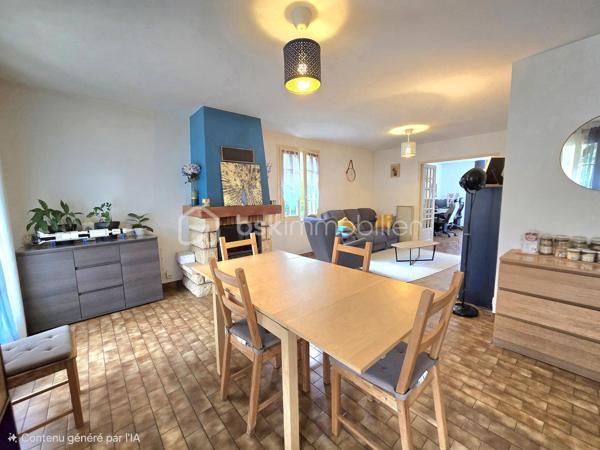 🏡 Maison de plain-pied 105 m² – 3 chambres, garage et jardin – Randan

⭐ Informations importantes avant visite
Deux extensions ont été ajoutées peu de temps après la construction d’origine et présentent aujourd’hui des mouvements du sol ayant entraîné des fissures localisées. Une étude géotechnique complète (mission G5+G2AVP) a été réalisée en juillet 2026 : elle confirme que le bâti principal est sain et que les désordres concernent uniquement les extensions. Les solutions de confortement sont identifiées et documentées, ce qui permet d’aborder les travaux en parfaite connaissance de cause. Le positionnement du bien tient compte de ces éléments techniques, et les vendeurs restent ouverts à une discussion raisonnable en fonction du projet de l’acquéreur.

🌿 Description du bien
Située dans un lotissement calme, cette maison de plain-pied des années 1980 offre un cadre de vie agréable, lumineux et fonctionnel. La maison comprend une cuisine équipée, indépendante, qui donne directement sur la terrasse arrière. Le séjour et la salle à manger forment un espace chaleureux, équipé d’un insert bois. Une extension attenante, aménagée en bureau, apporte une pièce supplémentaire parfaitement adaptée au télétravail ou à une activité indépendante. L’ensemble est complété par trois chambres, une salle d’eau, un WC indépendant, une buanderie et un garage attenant, assurant un confort de vie optimal et une circulation fluide entre les pièces et les extérieurs.

Le jardin, entièrement clos, plat et arboré, constitue un véritable atout. Deux terrasses permettent de profiter pleinement des beaux jours : l’une est couverte à l’avant de la maison, l’autre ouverte à l’arrière. Une annexe maçonnée accolée au garage sert d’abri de jardin et offre un espace de stockage supplémentaire.

Les commodités, l’école et les transports se trouvent à seulement cinq minutes, et l’emplacement permet de rejoindre facilement Vichy (20 min), Riom (25 min) et Clermont-Ferrand (40 min).


🔧 Éléments techniques
🔥 Chauffage  
• Insert bois dans le séjour
• Radiateurs électriques
• DPE classé D (247 kWh/m²/an)

🪟 Menuiseries  
• Fenêtres bois survitrage avec volets bois
• Bon état général

🧱 Toiture  
• Toiture en bon état
• Aucun désordre signalé

💧 Assainissement  
• Assainissement collectif

⚡ Électricité  
Quelques points électriques sont à remettre aux normes, sans travaux importants à prévoir.

💬 À savoir
• Extensions réalisées après la construction d’origine
• Désordres connus, diagnostiqués et documentés
• Bâti principal sain
• Maison habitable, fonctionnelle et agréable

Une maison qui combine transparence, potentiel et confort, prête à accueillir un projet d’acquéreur réfléchi.