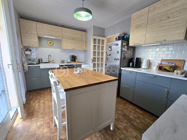 🏡 Maison de plain-pied 105 m² – 3 chambres, garage et jardin – Randan

⭐ Informations importantes avant visite
Deux extensions ont été ajoutées peu de temps après la construction d’origine et présentent aujourd’hui des mouvements du sol ayant entraîné des fissures localisées. Une étude géotechnique complète (mission G5+G2AVP) a été réalisée en juillet 2026 : elle confirme que le bâti principal est sain et que les désordres concernent uniquement les extensions. Les solutions de confortement sont identifiées et documentées, ce qui permet d’aborder les travaux en parfaite connaissance de cause. Le positionnement du bien tient compte de ces éléments techniques, et les vendeurs restent ouverts à une discussion raisonnable en fonction du projet de l’acquéreur.

🌿 Description du bien
Située dans un lotissement calme, cette maison de plain-pied des années 1980 offre un cadre de vie agréable, lumineux et fonctionnel. La maison comprend une cuisine équipée, indépendante, qui donne directement sur la terrasse arrière. Le séjour et la salle à manger forment un espace chaleureux, équipé d’un insert bois. Une extension attenante, aménagée en bureau, apporte une pièce supplémentaire parfaitement adaptée au télétravail ou à une activité indépendante. L’ensemble est complété par trois chambres, une salle d’eau, un WC indépendant, une buanderie et un garage attenant, assurant un confort de vie optimal et une circulation fluide entre les pièces et les extérieurs.

Le jardin, entièrement clos, plat et arboré, constitue un véritable atout. Deux terrasses permettent de profiter pleinement des beaux jours : l’une est couverte à l’avant de la maison, l’autre ouverte à l’arrière. Une annexe maçonnée accolée au garage sert d’abri de jardin et offre un espace de stockage supplémentaire.

Les commodités, l’école et les transports se trouvent à seulement cinq minutes, et l’emplacement permet de rejoindre facilement Vichy (20 min), Riom (25 min) et Clermont-Ferrand (40 min).


🔧 Éléments techniques
🔥 Chauffage  
• Insert bois dans le séjour
• Radiateurs électriques
• DPE classé D (247 kWh/m²/an)

🪟 Menuiseries  
• Fenêtres bois survitrage avec volets bois
• Bon état général

🧱 Toiture  
• Toiture en bon état
• Aucun désordre signalé

💧 Assainissement  
• Assainissement collectif

⚡ Électricité  
Quelques points électriques sont à remettre aux normes, sans travaux importants à prévoir.

💬 À savoir
• Extensions réalisées après la construction d’origine
• Désordres connus, diagnostiqués et documentés
• Bâti principal sain
• Maison habitable, fonctionnelle et agréable

Une maison qui combine transparence, potentiel et confort, prête à accueillir un projet d’acquéreur réfléchi.