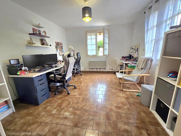 🏡 Maison de plain-pied 105 m² – 3 chambres, garage et jardin – Randan

⭐ Informations importantes avant visite
Deux extensions ont été ajoutées peu de temps après la construction d’origine et présentent aujourd’hui des mouvements du sol ayant entraîné des fissures localisées. Une étude géotechnique complète (mission G5+G2AVP) a été réalisée en juillet 2026 : elle confirme que le bâti principal est sain et que les désordres concernent uniquement les extensions. Les solutions de confortement sont identifiées et documentées, ce qui permet d’aborder les travaux en parfaite connaissance de cause. Le positionnement du bien tient compte de ces éléments techniques, et les vendeurs restent ouverts à une discussion raisonnable en fonction du projet de l’acquéreur.

🌿 Description du bien
Située dans un lotissement calme, cette maison de plain-pied des années 1980 offre un cadre de vie agréable, lumineux et fonctionnel. La maison comprend une cuisine équipée, indépendante, qui donne directement sur la terrasse arrière. Le séjour et la salle à manger forment un espace chaleureux, équipé d’un insert bois. Une extension attenante, aménagée en bureau, apporte une pièce supplémentaire parfaitement adaptée au télétravail ou à une activité indépendante. L’ensemble est complété par trois chambres, une salle d’eau, un WC indépendant, une buanderie et un garage attenant, assurant un confort de vie optimal et une circulation fluide entre les pièces et les extérieurs.

Le jardin, entièrement clos, plat et arboré, constitue un véritable atout. Deux terrasses permettent de profiter pleinement des beaux jours : l’une est couverte à l’avant de la maison, l’autre ouverte à l’arrière. Une annexe maçonnée accolée au garage sert d’abri de jardin et offre un espace de stockage supplémentaire.

Les commodités, l’école et les transports se trouvent à seulement cinq minutes, et l’emplacement permet de rejoindre facilement Vichy (20 min), Riom (25 min) et Clermont-Ferrand (40 min).


🔧 Éléments techniques
🔥 Chauffage  
• Insert bois dans le séjour
• Radiateurs électriques
• DPE classé D (247 kWh/m²/an)

🪟 Menuiseries  
• Fenêtres bois survitrage avec volets bois
• Bon état général

🧱 Toiture  
• Toiture en bon état
• Aucun désordre signalé

💧 Assainissement  
• Assainissement collectif

⚡ Électricité  
Quelques points électriques sont à remettre aux normes, sans travaux importants à prévoir.

💬 À savoir
• Extensions réalisées après la construction d’origine
• Désordres connus, diagnostiqués et documentés
• Bâti principal sain
• Maison habitable, fonctionnelle et agréable

Une maison qui combine transparence, potentiel et confort, prête à accueillir un projet d’acquéreur réfléchi.