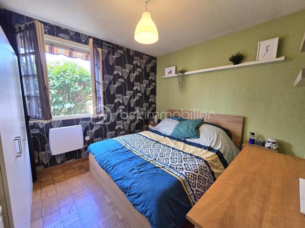 🏡 Maison de plain-pied 105 m² – 3 chambres, garage et jardin – Randan

⭐ Informations importantes avant visite
Deux extensions ont été ajoutées peu de temps après la construction d’origine et présentent aujourd’hui des mouvements du sol ayant entraîné des fissures localisées. Une étude géotechnique complète (mission G5+G2AVP) a été réalisée en juillet 2026 : elle confirme que le bâti principal est sain et que les désordres concernent uniquement les extensions. Les solutions de confortement sont identifiées et documentées, ce qui permet d’aborder les travaux en parfaite connaissance de cause. Le positionnement du bien tient compte de ces éléments techniques, et les vendeurs restent ouverts à une discussion raisonnable en fonction du projet de l’acquéreur.

🌿 Description du bien
Située dans un lotissement calme, cette maison de plain-pied des années 1980 offre un cadre de vie agréable, lumineux et fonctionnel. La maison comprend une cuisine équipée, indépendante, qui donne directement sur la terrasse arrière. Le séjour et la salle à manger forment un espace chaleureux, équipé d’un insert bois. Une extension attenante, aménagée en bureau, apporte une pièce supplémentaire parfaitement adaptée au télétravail ou à une activité indépendante. L’ensemble est complété par trois chambres, une salle d’eau, un WC indépendant, une buanderie et un garage attenant, assurant un confort de vie optimal et une circulation fluide entre les pièces et les extérieurs.

Le jardin, entièrement clos, plat et arboré, constitue un véritable atout. Deux terrasses permettent de profiter pleinement des beaux jours : l’une est couverte à l’avant de la maison, l’autre ouverte à l’arrière. Une annexe maçonnée accolée au garage sert d’abri de jardin et offre un espace de stockage supplémentaire.

Les commodités, l’école et les transports se trouvent à seulement cinq minutes, et l’emplacement permet de rejoindre facilement Vichy (20 min), Riom (25 min) et Clermont-Ferrand (40 min).


🔧 Éléments techniques
🔥 Chauffage  
• Insert bois dans le séjour
• Radiateurs électriques
• DPE classé D (247 kWh/m²/an)

🪟 Menuiseries  
• Fenêtres bois survitrage avec volets bois
• Bon état général

🧱 Toiture  
• Toiture en bon état
• Aucun désordre signalé

💧 Assainissement  
• Assainissement collectif

⚡ Électricité  
Quelques points électriques sont à remettre aux normes, sans travaux importants à prévoir.

💬 À savoir
• Extensions réalisées après la construction d’origine
• Désordres connus, diagnostiqués et documentés
• Bâti principal sain
• Maison habitable, fonctionnelle et agréable

Une maison qui combine transparence, potentiel et confort, prête à accueillir un projet d’acquéreur réfléchi.