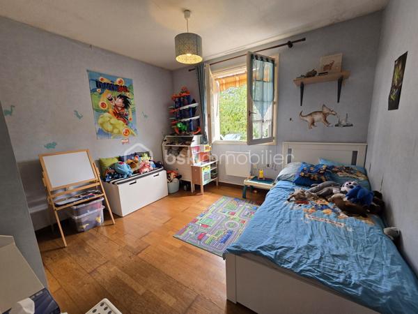 🏡 Maison de plain-pied 105 m² – 3 chambres, garage et jardin – Randan

⭐ Informations importantes avant visite
Deux extensions ont été ajoutées peu de temps après la construction d’origine et présentent aujourd’hui des mouvements du sol ayant entraîné des fissures localisées. Une étude géotechnique complète (mission G5+G2AVP) a été réalisée en juillet 2026 : elle confirme que le bâti principal est sain et que les désordres concernent uniquement les extensions. Les solutions de confortement sont identifiées et documentées, ce qui permet d’aborder les travaux en parfaite connaissance de cause. Le positionnement du bien tient compte de ces éléments techniques, et les vendeurs restent ouverts à une discussion raisonnable en fonction du projet de l’acquéreur.

🌿 Description du bien
Située dans un lotissement calme, cette maison de plain-pied des années 1980 offre un cadre de vie agréable, lumineux et fonctionnel. La maison comprend une cuisine équipée, indépendante, qui donne directement sur la terrasse arrière. Le séjour et la salle à manger forment un espace chaleureux, équipé d’un insert bois. Une extension attenante, aménagée en bureau, apporte une pièce supplémentaire parfaitement adaptée au télétravail ou à une activité indépendante. L’ensemble est complété par trois chambres, une salle d’eau, un WC indépendant, une buanderie et un garage attenant, assurant un confort de vie optimal et une circulation fluide entre les pièces et les extérieurs.

Le jardin, entièrement clos, plat et arboré, constitue un véritable atout. Deux terrasses permettent de profiter pleinement des beaux jours : l’une est couverte à l’avant de la maison, l’autre ouverte à l’arrière. Une annexe maçonnée accolée au garage sert d’abri de jardin et offre un espace de stockage supplémentaire.

Les commodités, l’école et les transports se trouvent à seulement cinq minutes, et l’emplacement permet de rejoindre facilement Vichy (20 min), Riom (25 min) et Clermont-Ferrand (40 min).


🔧 Éléments techniques
🔥 Chauffage  
• Insert bois dans le séjour
• Radiateurs électriques
• DPE classé D (247 kWh/m²/an)

🪟 Menuiseries  
• Fenêtres bois survitrage avec volets bois
• Bon état général

🧱 Toiture  
• Toiture en bon état
• Aucun désordre signalé

💧 Assainissement  
• Assainissement collectif

⚡ Électricité  
Quelques points électriques sont à remettre aux normes, sans travaux importants à prévoir.

💬 À savoir
• Extensions réalisées après la construction d’origine
• Désordres connus, diagnostiqués et documentés
• Bâti principal sain
• Maison habitable, fonctionnelle et agréable

Une maison qui combine transparence, potentiel et confort, prête à accueillir un projet d’acquéreur réfléchi.