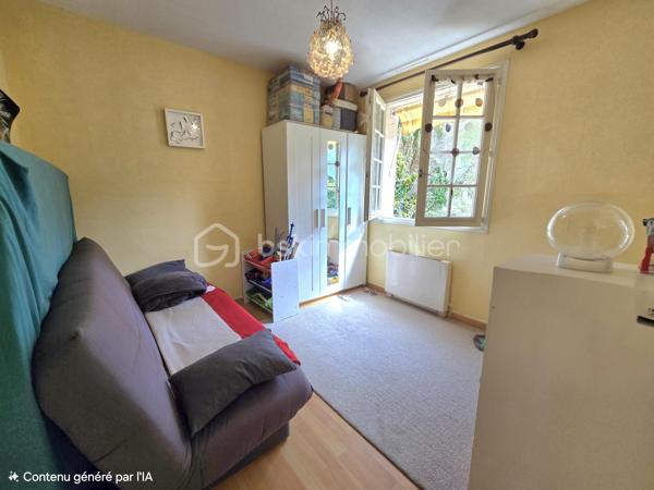 🏡 Maison de plain-pied 105 m² – 3 chambres, garage et jardin – Randan

⭐ Informations importantes avant visite
Deux extensions ont été ajoutées peu de temps après la construction d’origine et présentent aujourd’hui des mouvements du sol ayant entraîné des fissures localisées. Une étude géotechnique complète (mission G5+G2AVP) a été réalisée en juillet 2026 : elle confirme que le bâti principal est sain et que les désordres concernent uniquement les extensions. Les solutions de confortement sont identifiées et documentées, ce qui permet d’aborder les travaux en parfaite connaissance de cause. Le positionnement du bien tient compte de ces éléments techniques, et les vendeurs restent ouverts à une discussion raisonnable en fonction du projet de l’acquéreur.

🌿 Description du bien
Située dans un lotissement calme, cette maison de plain-pied des années 1980 offre un cadre de vie agréable, lumineux et fonctionnel. La maison comprend une cuisine équipée, indépendante, qui donne directement sur la terrasse arrière. Le séjour et la salle à manger forment un espace chaleureux, équipé d’un insert bois. Une extension attenante, aménagée en bureau, apporte une pièce supplémentaire parfaitement adaptée au télétravail ou à une activité indépendante. L’ensemble est complété par trois chambres, une salle d’eau, un WC indépendant, une buanderie et un garage attenant, assurant un confort de vie optimal et une circulation fluide entre les pièces et les extérieurs.

Le jardin, entièrement clos, plat et arboré, constitue un véritable atout. Deux terrasses permettent de profiter pleinement des beaux jours : l’une est couverte à l’avant de la maison, l’autre ouverte à l’arrière. Une annexe maçonnée accolée au garage sert d’abri de jardin et offre un espace de stockage supplémentaire.

Les commodités, l’école et les transports se trouvent à seulement cinq minutes, et l’emplacement permet de rejoindre facilement Vichy (20 min), Riom (25 min) et Clermont-Ferrand (40 min).


🔧 Éléments techniques
🔥 Chauffage  
• Insert bois dans le séjour
• Radiateurs électriques
• DPE classé D (247 kWh/m²/an)

🪟 Menuiseries  
• Fenêtres bois survitrage avec volets bois
• Bon état général

🧱 Toiture  
• Toiture en bon état
• Aucun désordre signalé

💧 Assainissement  
• Assainissement collectif

⚡ Électricité  
Quelques points électriques sont à remettre aux normes, sans travaux importants à prévoir.

💬 À savoir
• Extensions réalisées après la construction d’origine
• Désordres connus, diagnostiqués et documentés
• Bâti principal sain
• Maison habitable, fonctionnelle et agréable

Une maison qui combine transparence, potentiel et confort, prête à accueillir un projet d’acquéreur réfléchi.