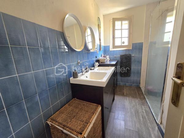🏡 Maison de plain-pied 105 m² – 3 chambres, garage et jardin – Randan

⭐ Informations importantes avant visite
Deux extensions ont été ajoutées peu de temps après la construction d’origine et présentent aujourd’hui des mouvements du sol ayant entraîné des fissures localisées. Une étude géotechnique complète (mission G5+G2AVP) a été réalisée en juillet 2026 : elle confirme que le bâti principal est sain et que les désordres concernent uniquement les extensions. Les solutions de confortement sont identifiées et documentées, ce qui permet d’aborder les travaux en parfaite connaissance de cause. Le positionnement du bien tient compte de ces éléments techniques, et les vendeurs restent ouverts à une discussion raisonnable en fonction du projet de l’acquéreur.

🌿 Description du bien
Située dans un lotissement calme, cette maison de plain-pied des années 1980 offre un cadre de vie agréable, lumineux et fonctionnel. La maison comprend une cuisine équipée, indépendante, qui donne directement sur la terrasse arrière. Le séjour et la salle à manger forment un espace chaleureux, équipé d’un insert bois. Une extension attenante, aménagée en bureau, apporte une pièce supplémentaire parfaitement adaptée au télétravail ou à une activité indépendante. L’ensemble est complété par trois chambres, une salle d’eau, un WC indépendant, une buanderie et un garage attenant, assurant un confort de vie optimal et une circulation fluide entre les pièces et les extérieurs.

Le jardin, entièrement clos, plat et arboré, constitue un véritable atout. Deux terrasses permettent de profiter pleinement des beaux jours : l’une est couverte à l’avant de la maison, l’autre ouverte à l’arrière. Une annexe maçonnée accolée au garage sert d’abri de jardin et offre un espace de stockage supplémentaire.

Les commodités, l’école et les transports se trouvent à seulement cinq minutes, et l’emplacement permet de rejoindre facilement Vichy (20 min), Riom (25 min) et Clermont-Ferrand (40 min).


🔧 Éléments techniques
🔥 Chauffage  
• Insert bois dans le séjour
• Radiateurs électriques
• DPE classé D (247 kWh/m²/an)

🪟 Menuiseries  
• Fenêtres bois survitrage avec volets bois
• Bon état général

🧱 Toiture  
• Toiture en bon état
• Aucun désordre signalé

💧 Assainissement  
• Assainissement collectif

⚡ Électricité  
Quelques points électriques sont à remettre aux normes, sans travaux importants à prévoir.

💬 À savoir
• Extensions réalisées après la construction d’origine
• Désordres connus, diagnostiqués et documentés
• Bâti principal sain
• Maison habitable, fonctionnelle et agréable

Une maison qui combine transparence, potentiel et confort, prête à accueillir un projet d’acquéreur réfléchi.