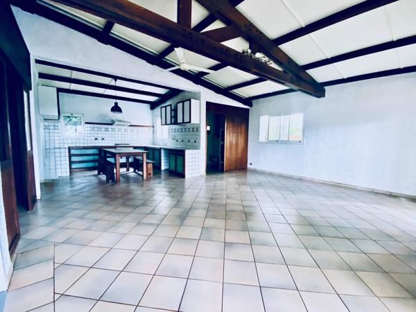 Eden – maison d’architecte de 245 m² à vendre à La Possession / Sainte‑Thérèse – jardin tropical 1 900 m², piscine & dépendance