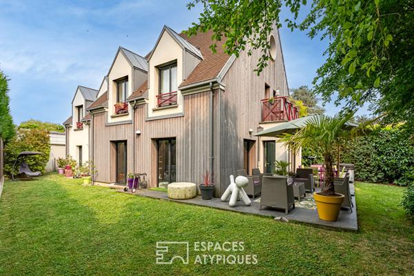 Maison contemporaine baignée de lumière dans résidence sécurisée à Noisy-le-Roi, proche du golf