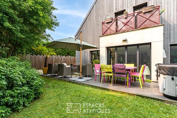 Maison contemporaine baignée de lumière dans résidence sécurisée à Noisy-le-Roi, proche du golf