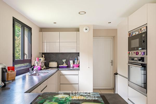 Maison contemporaine baignée de lumière dans résidence sécurisée à Noisy-le-Roi, proche du golf