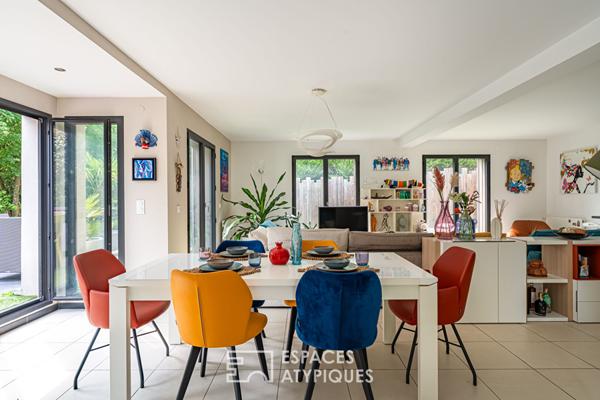 Maison contemporaine baignée de lumière dans résidence sécurisée à Noisy-le-Roi, proche du golf