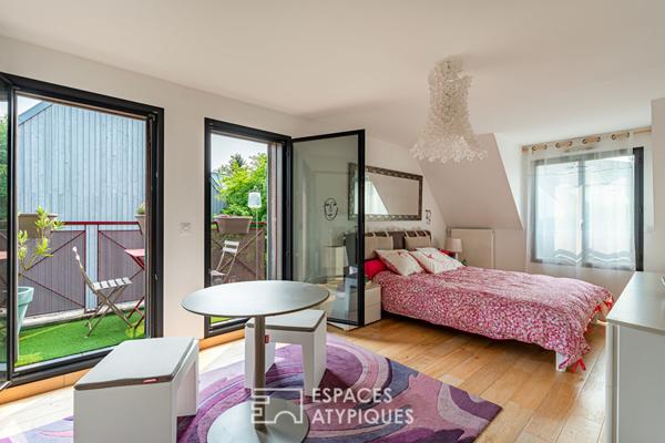 Maison contemporaine baignée de lumière dans résidence sécurisée à Noisy-le-Roi, proche du golf