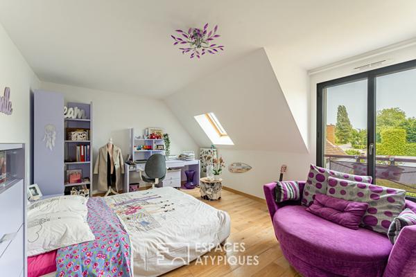 Maison contemporaine baignée de lumière dans résidence sécurisée à Noisy-le-Roi, proche du golf