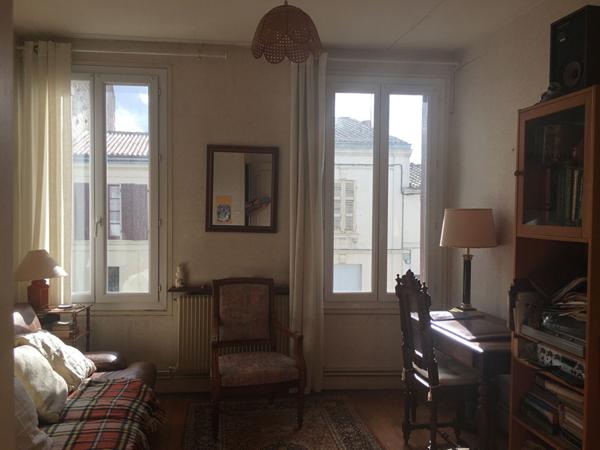 ROCHEFORT Maison ville Quartier Gambetta 3 chambres+ bureau, garage et un jardin clos.