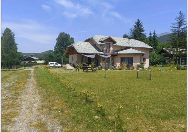 A VENDRE, Villa de Prestige à Seyne-les-Alpes – Vue Panoramique & Proximité des Pistes !