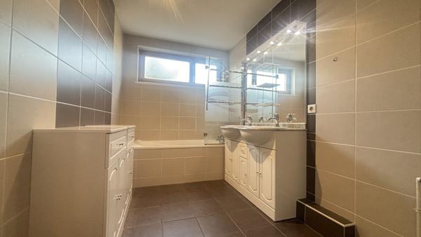 Spacieux 4 pièces Strasbourg Neuhof village Terrasse, Garage fermé