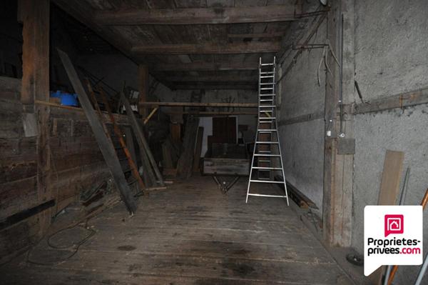 Corps de ferme avec 2 maisons, une grange, prévoir travaux