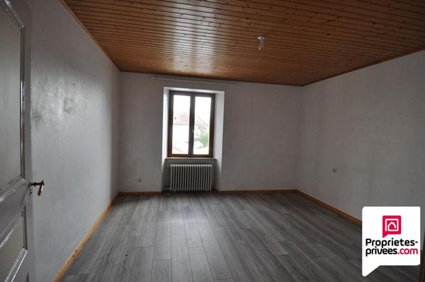 Corps de ferme avec 2 maisons, une grange, prévoir travaux