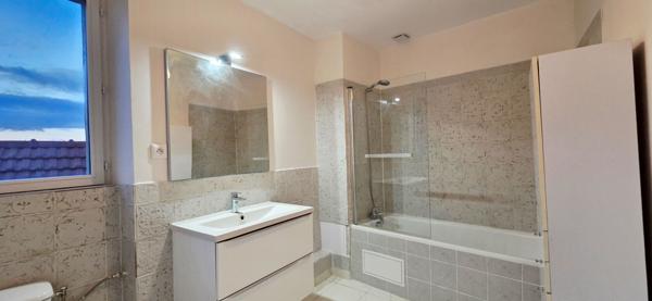 Maison 4 chambres avec un appartement T2 à Vendre. Aucun travaux !