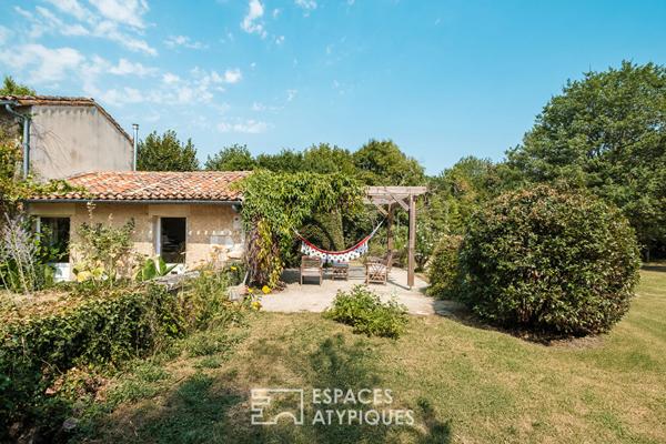 Maison poitevine de caractère entourée de son parc arboré