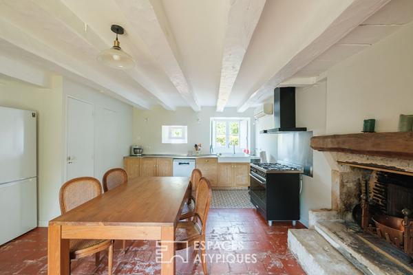 Maison poitevine de caractère entourée de son parc arboré