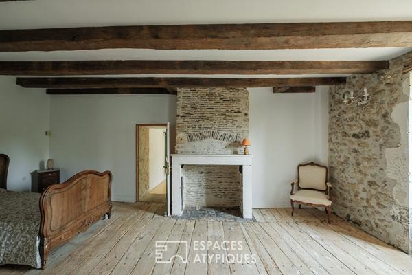 Maison poitevine de caractère entourée de son parc arboré