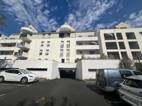 Centre Ville - Dans immeuble récent avec ascenseur, spacieux et lumineux 3 pièces s'ouvrant sur un balcon.  Deux places de pkg en sous-sol.