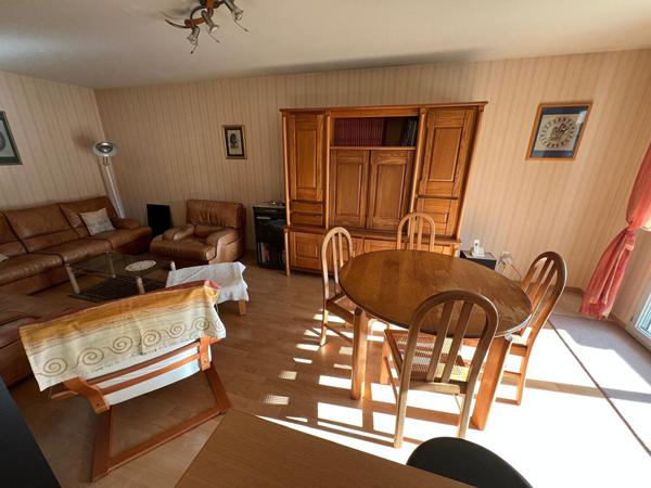 Centre Ville - Dans immeuble récent avec ascenseur, spacieux et lumineux 3 pièces s'ouvrant sur un balcon.  Deux places de pkg en sous-sol.