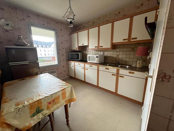 Centre Ville - Dans immeuble récent avec ascenseur, spacieux et lumineux 3 pièces s'ouvrant sur un balcon.  Deux places de pkg en sous-sol.