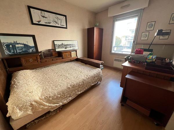 Centre Ville - Dans immeuble récent avec ascenseur, spacieux et lumineux 3 pièces s'ouvrant sur un balcon.  Deux places de pkg en sous-sol.