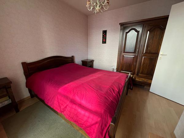 Centre Ville - Dans immeuble récent avec ascenseur, spacieux et lumineux 3 pièces s'ouvrant sur un balcon.  Deux places de pkg en sous-sol.