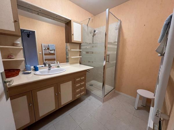 Centre Ville - Dans immeuble récent avec ascenseur, spacieux et lumineux 3 pièces s'ouvrant sur un balcon.  Deux places de pkg en sous-sol.