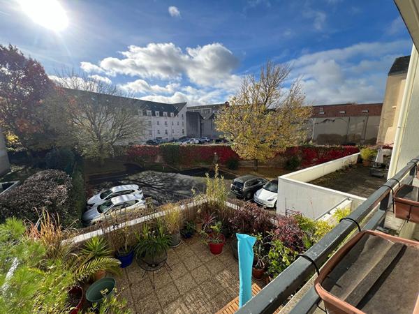 Centre Ville - Dans immeuble récent avec ascenseur, spacieux et lumineux 3 pièces s'ouvrant sur un balcon.  Deux places de pkg en sous-sol.