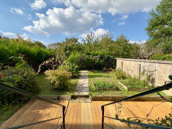 SAUMUR, Quartier Gare - Université, Appartement T2 avec stationnement et terrasse et jardin privatif de 130m²