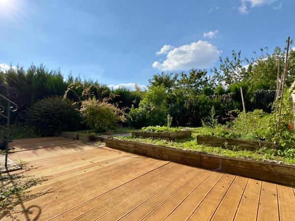 SAUMUR, Quartier Gare - Université, Appartement T2 avec stationnement et terrasse et jardin privatif de 130m²