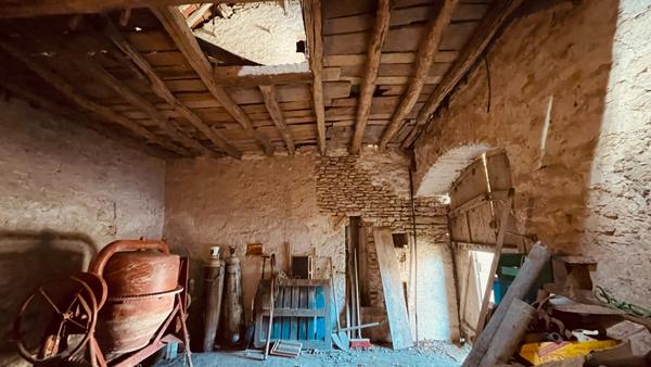 Tharot (89200) Grange en pierres apparentes à rénover dans le secteur de THAROT, 50 000 € F.A.I.