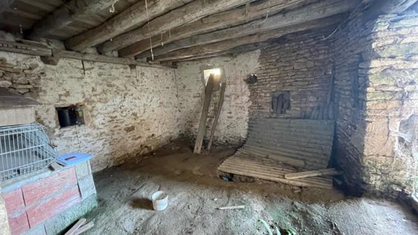 Tharot (89200) Grange en pierres apparentes à rénover dans le secteur de THAROT, 50 000 € F.A.I.