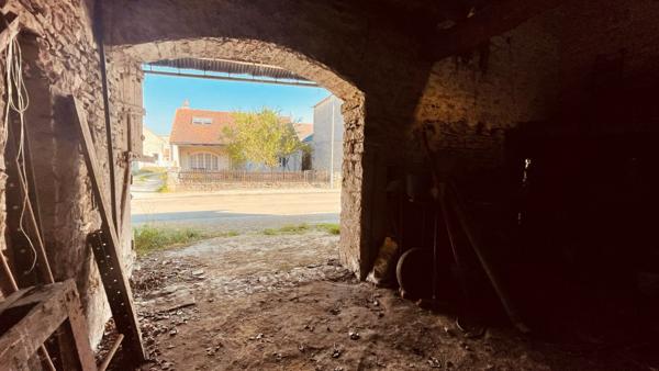 Tharot (89200) Grange en pierres apparentes à rénover dans le secteur de THAROT, 50 000 € F.A.I.
