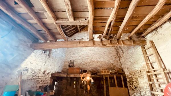 Tharot (89200) Grange en pierres apparentes à rénover dans le secteur de THAROT, 50 000 € F.A.I.