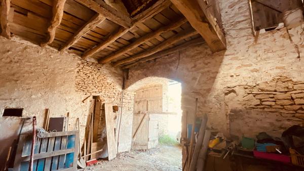 Tharot (89200) Grange en pierres apparentes à rénover dans le secteur de THAROT, 50 000 € F.A.I.
