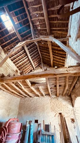 Tharot (89200) Grange en pierres apparentes à rénover dans le secteur de THAROT, 50 000 € F.A.I.