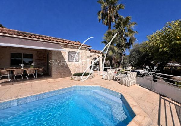 152 m², 931 m² de terrain, une piscine et de beaux volumes… ici, l’espace ne manque pas, les projets non plus !
