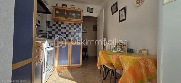 Idéalement situé au premier étage d’un immeuble bien entretenu, ce bel appartement de 75 m² offre un cadre de vie confortable et pratique, au cœur de Pau et de toutes ses commodités.
Vous apprécierez immédiatement sa luminosité, son excellent état général et l’absence totale de travaux à prévoir : double vitrage récent, appartement propre et parfaitement entretenu, copropriété saine sans travaux votés.
L’appartement se compose d’un séjour agréable, d’une cuisine fonctionnelle, de trois chambres, ainsi que des espaces de rangement optimisés, offrant un cadre idéal pour une résidence principale comme pour un investissement patrimonial de qualité.
La localisation est un véritable atout : commerces, transports en commun, écoles, collèges et lycées accessibles à pied, tout en profitant de la proximité immédiate du Parc Beaumont, véritable poumon vert du centre-ville.     Les gros plus +++ : un garage fermé avec porte motorisée, sécurisé par un portail automatisé à l'entrée de l'immeuble, ainsi qu’une cave, viennent sublimer ce bien et apporter un confort rare en centre-ville.