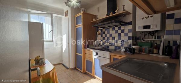 Idéalement situé au premier étage d’un immeuble bien entretenu, ce bel appartement de 75 m² offre un cadre de vie confortable et pratique, au cœur de Pau et de toutes ses commodités.
Vous apprécierez immédiatement sa luminosité, son excellent état général et l’absence totale de travaux à prévoir : double vitrage récent, appartement propre et parfaitement entretenu, copropriété saine sans travaux votés.
L’appartement se compose d’un séjour agréable, d’une cuisine fonctionnelle, de trois chambres, ainsi que des espaces de rangement optimisés, offrant un cadre idéal pour une résidence principale comme pour un investissement patrimonial de qualité.
La localisation est un véritable atout : commerces, transports en commun, écoles, collèges et lycées accessibles à pied, tout en profitant de la proximité immédiate du Parc Beaumont, véritable poumon vert du centre-ville.     Les gros plus +++ : un garage fermé avec porte motorisée, sécurisé par un portail automatisé à l'entrée de l'immeuble, ainsi qu’une cave, viennent sublimer ce bien et apporter un confort rare en centre-ville.