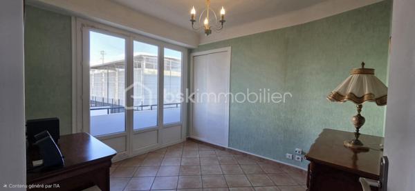 Idéalement situé au premier étage d’un immeuble bien entretenu, ce bel appartement de 75 m² offre un cadre de vie confortable et pratique, au cœur de Pau et de toutes ses commodités.
Vous apprécierez immédiatement sa luminosité, son excellent état général et l’absence totale de travaux à prévoir : double vitrage récent, appartement propre et parfaitement entretenu, copropriété saine sans travaux votés.
L’appartement se compose d’un séjour agréable, d’une cuisine fonctionnelle, de trois chambres, ainsi que des espaces de rangement optimisés, offrant un cadre idéal pour une résidence principale comme pour un investissement patrimonial de qualité.
La localisation est un véritable atout : commerces, transports en commun, écoles, collèges et lycées accessibles à pied, tout en profitant de la proximité immédiate du Parc Beaumont, véritable poumon vert du centre-ville.     Les gros plus +++ : un garage fermé avec porte motorisée, sécurisé par un portail automatisé à l'entrée de l'immeuble, ainsi qu’une cave, viennent sublimer ce bien et apporter un confort rare en centre-ville.